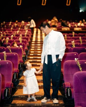 Dion Wiyoko Instagram - GESER KE SLIDE TERAKHIR!!

Waktu di Gala Premiere ‘Jatuh Cinta Seperti Di Film-Film’, gw minta difoto @armanfebryan seperti di film-film. Dan mulai hari ini JCSDFF uda tayang di bioskop! Buat temen-temen di Surabaya, yok nobar di Tunjungan Plaza 3. See you!