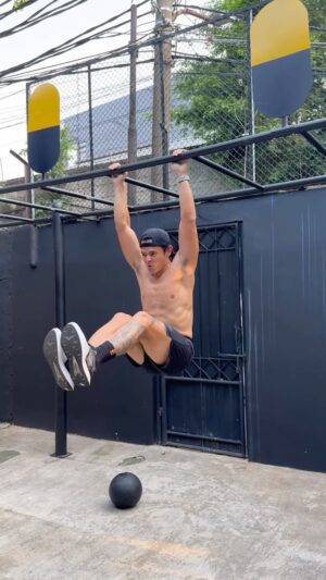 Dion Wiyoko Instagram - Mending bubur diaduk apa gak?