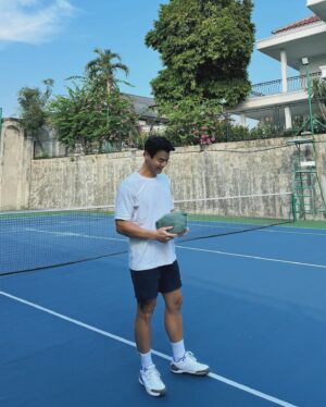 Dion Wiyoko Instagram - No need to worry about sunlight to enjoy sports. Teriknya panas matahari Jakarta sama sekali ga bikin gw takut untuk melakukan aktivitas di luar ruangan seperti olahraga gini, karena gw pake jaket UV Protection dari @uniqloindonesia dengan perlindungannya yang mampu menahan paparan sinar UV 90%!!!

Jadi ga perlu takut lagi beraktivitas di luar ruangan dengan UNIQLO UV Protection. Check it out NOW at UNIQLO Stores / UNIQLO.COM!

#UniqloUVProtection
#UVProtectionWear #MySunshineRoutine