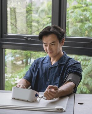 Dion Wiyoko Instagram - Semakin bertambahnya usia, menerapkan pola hidup sehat dan memantau tekanan darah itu penting buat aku supaya bisa terhindar dari hipertensi.

Untungnya sekarang ada OMRON HEM-7361T yang jadi andalan aku untuk memantau tekanan darah secara akurat di rumah, karena #OMRONSiapJagain aku setiap harinya.

Kali ini aku juga mau ngajak kalian untuk ikut ceritain #MyOMRONStory versi kalian nih. Karena kalian bisa memenangkan hadiah dari OMRON dan uang tunai senilai 1 juta rupiah!

Info lebih lengkap bisa cek langsung ke IG nya @omronhealthcareind yah!