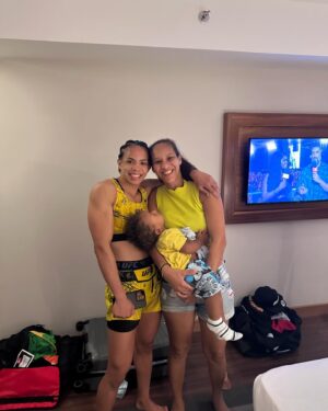 Dione Barbosa Instagram - Feliz dia das Mães para as mamães da minha vida! 
As mulheres mais brabas que eu conheço.💛🧙🏾‍♀️