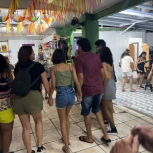Dione Barbosa Instagram - O Sertão é minha terra,
Onde moro e vivo nela,
Se um dia eu sair daqui,
Um pedaço eu levo dela. 💛
