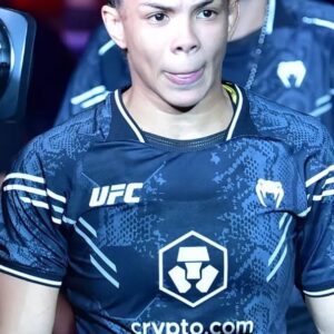 Dione Barbosa Instagram - HEEEEEEEEEEEEEEEEY 🔥
Uma semana desde essa caminhada e eu já quero mais!!!!!
Que honra 🎙️ @leandromamute @demianmaia 
#ufcfightpassbr #ufc301 #ufcfightnight #ufcrio #ufcfighter #funk #rj #pernambuco #brasil #usa #pernambuco #kingsmma #porrada #ladoaladob