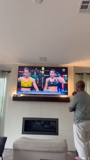 Dione Barbosa Instagram - Uma torcida dessa? Que honra! Heeeeeeeeeeey 🔥
Obrigada mestre @kingsmmaacademy 👑🇧🇷
#ufc #wmma #boxing #lasvegas #mma #ufc303 #muaythai #chuteboxe #dionebarbosa #believeinyourself #faith