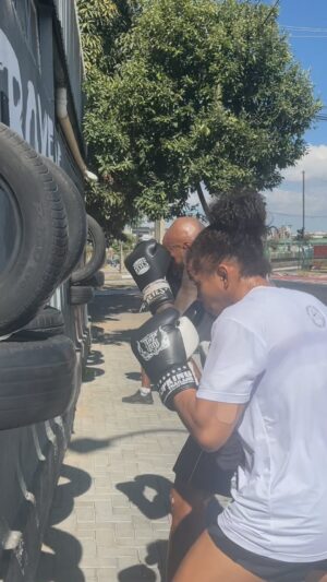 Dione Barbosa Instagram - A atleta  @dionebarbosamma matando a saudade do bom e velho treino raiz . #ufc @boxevelhaguarda_ @boxederua