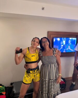 Dione Barbosa Instagram - Feliz dia das Mães para as mamães da minha vida! 
As mulheres mais brabas que eu conheço.💛🧙🏾‍♀️