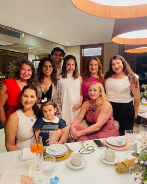 Dira Paes Instagram - Volto pra casa renovada de sabores, abraços, amores, cheiros e xeros do meu Pará. Quantas emoções! Obrigada pelo carinho por onde passei, eu estou indo, mas volto já já!!! 🤍🤍🤍