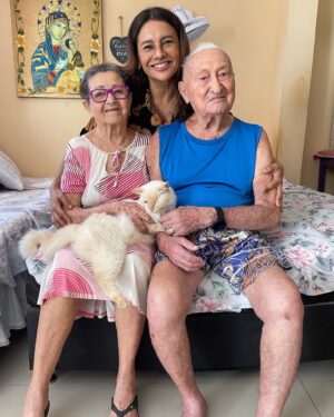 Dira Paes Instagram - Volto pra casa renovada de sabores, abraços, amores, cheiros e xeros do meu Pará. Quantas emoções! Obrigada pelo carinho por onde passei, eu estou indo, mas volto já já!!! 🤍🤍🤍