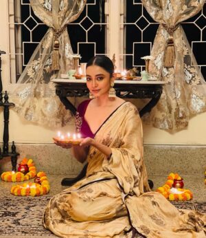 Diti Saha Instagram - Kaju katli and light season 🪔
#chotidiwalivibes✨❤️