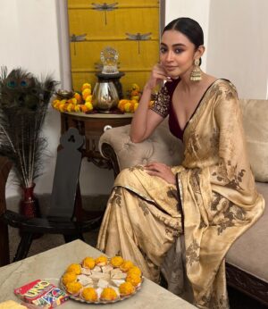 Diti Saha Instagram - Kaju katli and light season 🪔
#chotidiwalivibes✨❤️