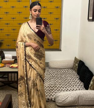 Diti Saha Instagram - Kaju katli and light season 🪔
#chotidiwalivibes✨❤️