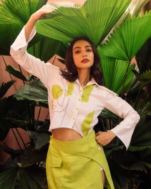 Diti Saha Instagram - Just casually chilling in 40 deg🌡️ heat 🙃

With @rivibynandini , @arghasarkarr and @suro.make_up_artist