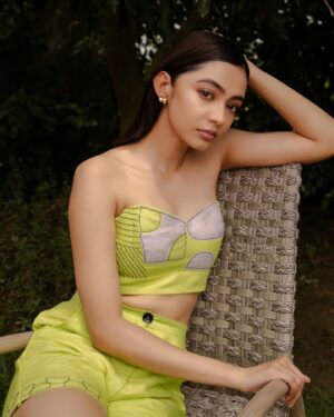 Diti Saha Instagram - Just casually chilling in 40 deg🌡️ heat 🙃

With @rivibynandini , @arghasarkarr and @suro.make_up_artist