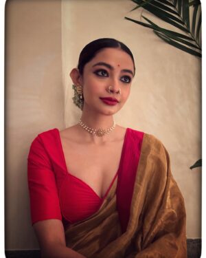 Diti Saha Instagram - Never draw a line around a woman .

Blissful nights of Durga pujo!!!
#mahaastami❤️ 

The beautiful saree -@shorsheclothing 
Jewellery- @earthaments 
Noserings- @amrapalijewels 

#duggadugga  #festivewearsaree  #durgapujo23 #sareelove