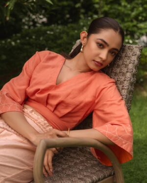 Diti Saha Instagram - Just casually chilling in 40 deg🌡️ heat 🙃

With @rivibynandini , @arghasarkarr and @suro.make_up_artist