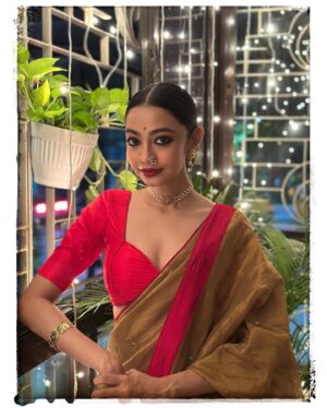 Diti Saha Instagram - Never draw a line around a woman .

Blissful nights of Durga pujo!!!
#mahaastami❤️ 

The beautiful saree -@shorsheclothing 
Jewellery- @earthaments 
Noserings- @amrapalijewels 

#duggadugga  #festivewearsaree  #durgapujo23 #sareelove