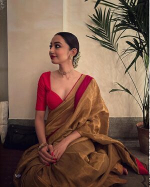 Diti Saha Instagram - Never draw a line around a woman .

Blissful nights of Durga pujo!!!
#mahaastami❤️ 

The beautiful saree -@shorsheclothing 
Jewellery- @earthaments 
Noserings- @amrapalijewels 

#duggadugga  #festivewearsaree  #durgapujo23 #sareelove