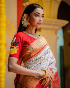 Diti Saha Instagram - That morning of the year…when you eagerly set your alarm to wake up early to listen to Mahalaya Program. A tour-de-force of raw, tremulous emotion where the interlocutor is reduced to tears at the end . Actually the only time I like to hear Mahisasura Mardini is during Mahalaya dawn, half-asleep, at home with dida!

পূব আকাশে তখন ভোরের আলোর সবে একটা রেখা দেখা গিয়েছে। আর ঠিক সেই সময়ই প্রায় সব বাড়ি থেকেই ভেসে আসে বীরেন্দ্র কৃষ্ণ ভদ্রের গলায়, 'আশ্বিনের শারদপ্রাতে বেজে উঠেছে আলোক মঞ্জীর; ধরণীর বহিরাকাশে অন্তরিত মেঘমালা; প্রকৃতির অন্তরাকাশে জাগরিত জ্যোতির্ময়ী জগন্মাতার আগমন বার্তা।

As the recital begins, the serene morning breeze gives us pujo pujo smell in the air, with the long drawn sound of Shonkhodhowni, followed by Supriti Ghosh’s “Bajlo  Tomar Alot Benu “ song with 16more songs/chants and chorus .

শুভ মহালয়া ☺️

For @suidhaga_a_weaving_saga 
With @charcoalmarks 
@palomachakraborty 
@makeupartist_surajitbarik 
@hairstylist_abhijitdas 
@style_by_madhab
