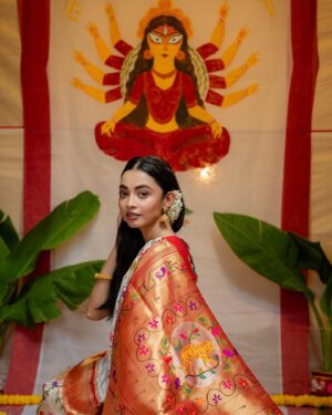 Diti Saha Instagram - That morning of the year…when you eagerly set your alarm to wake up early to listen to Mahalaya Program. A tour-de-force of raw, tremulous emotion where the interlocutor is reduced to tears at the end . Actually the only time I like to hear Mahisasura Mardini is during Mahalaya dawn, half-asleep, at home with dida!

পূব আকাশে তখন ভোরের আলোর সবে একটা রেখা দেখা গিয়েছে। আর ঠিক সেই সময়ই প্রায় সব বাড়ি থেকেই ভেসে আসে বীরেন্দ্র কৃষ্ণ ভদ্রের গলায়, 'আশ্বিনের শারদপ্রাতে বেজে উঠেছে আলোক মঞ্জীর; ধরণীর বহিরাকাশে অন্তরিত মেঘমালা; প্রকৃতির অন্তরাকাশে জাগরিত জ্যোতির্ময়ী জগন্মাতার আগমন বার্তা।

As the recital begins, the serene morning breeze gives us pujo pujo smell in the air, with the long drawn sound of Shonkhodhowni, followed by Supriti Ghosh’s “Bajlo  Tomar Alot Benu “ song with 16more songs/chants and chorus .

শুভ মহালয়া ☺️

For @suidhaga_a_weaving_saga 
With @charcoalmarks 
@palomachakraborty 
@makeupartist_surajitbarik 
@hairstylist_abhijitdas 
@style_by_madhab