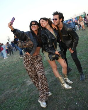 Diva O'Branco Instagram - Golden hour at @rockinriolisboa w/ friends that are fam 🧡 Clicks by @tomasmelogoncalves 💥

Calças: Mãe ;)
Mala: @companhiasolucoes @guess 
Óculos: @meuoptico_lisboa @rayban