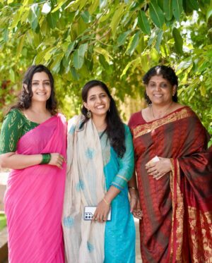 Divya Pillai Instagram - 💓💓

Thank you for capturing these beautiful moments @vishnu_jayaram_ ❣️❣️

@par_vathyvariyar @variyar_kuttan @chandrika.n.pillai 💓💓