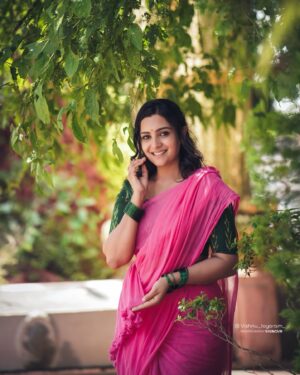 Divya Pillai Instagram - 💓💓

Thank you for capturing these beautiful moments @vishnu_jayaram_ ❣️❣️

@par_vathyvariyar @variyar_kuttan @chandrika.n.pillai 💓💓