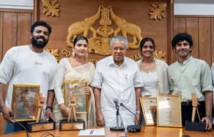 Divya Prabha Instagram - കാൻ ചലച്ചിത്ര മേളയിൽ ഗ്രാൻഡ് പ്രി പുരസ്‌കാരം നേടി ഇന്ത്യയുടെ അഭിമാനമായി മാറിയ ‘ഓൾ വി ഇമാജിൻ ആസ് ലൈറ്റ്’ എന്ന ചിത്രത്തിലെ പ്രധാന കഥാപാത്രങ്ങളെ അവതരിപ്പിച്ച കനി കുസൃതി, ദിവ്യ പ്രഭ, അസീസ് നെടുമങ്ങാട്, ഹൃദു ഹാറൂൺ എന്നിവരെ ബഹു. മുഖ്യമന്ത്രി ശ്രീ. പിണറായി വിജയൻ ആദരിച്ചു. കുവൈത്ത് തീപിടിത്ത ദുരന്തത്തിന്റെ പശ്ചാത്തലത്തിൽ മറ്റ് ആഘോഷപരിപാടികൾ ഒഴിവാക്കി സെക്രട്ടേറിയറ്റിലെ കോൺഫറൻസ് ഹാളിലായിരുന്നു ലളിതമായ ചടങ്ങ്. കലാകാരന്മാരെ അഭിനന്ദിച്ച് മുഖ്യമന്ത്രി ആശംസകൾ നേർന്നു. സാംസ്കാരിക വകുപ്പ് മന്ത്രി ശ്രീ. സജി ചെറിയാൻ അധ്യക്ഷത വഹിച്ചു. ബഹു.വിദ്യാഭ്യാസ വകുപ്പ് മന്ത്രി ശ്രീ.വി. ശിവൻകുട്ടി, ശ്രീ. എ . എ.റഹീം എം.പി. ബഹു. തിരുവനന്തപുരം മേയർ ശ്രീമതി ആര്യ രാജേന്ദ്രൻ, സാംസ്കാരിക വകുപ്പ് സെക്രട്ടറി ശ്രീ. രാജൻ ഖോബ്രഗഡെ ഐ.എ.എസ്, സാംസ്കാരിക ഡയറക്ടർ ശ്രീമതി എൻ. മായ ഐ.എഫ്.എസ്., കേരള സംസ്ഥാന ചലച്ചിത്ര വികസന കോർപ്പറേഷൻ ചെയർമാൻ ശ്രീ. ഷാജി എൻ. കരുൺ, കേരള സംസ്ഥാന സാംസ്കാരിക പ്രവർത്തക ക്ഷേമനിധി ബോർഡ് ചെയർമാൻ ശ്രീ. മധുപാൽ, ചലച്ചിത്ര അക്കാദമി വൈസ് ചെയർമാൻ ശ്രീ. പ്രേംകുമാർ എന്നിവർ ചടങ്ങിൽ പങ്കെടുത്തു. ചലച്ചിത്ര അക്കാദമി സെക്രട്ടറി ശ്രീ.സി.അജോയ് നന്ദി പ്രകാശിപ്പിച്ചു. 

#allweimagineaslight #cannes #grandprix2024 #kanikusruti #divyaprabha #hridhuharoon #azeesnedumangad #cmokerala #chalachitraacademy #ksca