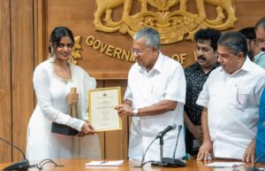 Divya Prabha Instagram - കാൻ ചലച്ചിത്ര മേളയിൽ ഗ്രാൻഡ് പ്രി പുരസ്‌കാരം നേടി ഇന്ത്യയുടെ അഭിമാനമായി മാറിയ ‘ഓൾ വി ഇമാജിൻ ആസ് ലൈറ്റ്’ എന്ന ചിത്രത്തിലെ പ്രധാന കഥാപാത്രങ്ങളെ അവതരിപ്പിച്ച കനി കുസൃതി, ദിവ്യ പ്രഭ, അസീസ് നെടുമങ്ങാട്, ഹൃദു ഹാറൂൺ എന്നിവരെ ബഹു. മുഖ്യമന്ത്രി ശ്രീ. പിണറായി വിജയൻ ആദരിച്ചു. കുവൈത്ത് തീപിടിത്ത ദുരന്തത്തിന്റെ പശ്ചാത്തലത്തിൽ മറ്റ് ആഘോഷപരിപാടികൾ ഒഴിവാക്കി സെക്രട്ടേറിയറ്റിലെ കോൺഫറൻസ് ഹാളിലായിരുന്നു ലളിതമായ ചടങ്ങ്. കലാകാരന്മാരെ അഭിനന്ദിച്ച് മുഖ്യമന്ത്രി ആശംസകൾ നേർന്നു. സാംസ്കാരിക വകുപ്പ് മന്ത്രി ശ്രീ. സജി ചെറിയാൻ അധ്യക്ഷത വഹിച്ചു. ബഹു.വിദ്യാഭ്യാസ വകുപ്പ് മന്ത്രി ശ്രീ.വി. ശിവൻകുട്ടി, ശ്രീ. എ . എ.റഹീം എം.പി. ബഹു. തിരുവനന്തപുരം മേയർ ശ്രീമതി ആര്യ രാജേന്ദ്രൻ, സാംസ്കാരിക വകുപ്പ് സെക്രട്ടറി ശ്രീ. രാജൻ ഖോബ്രഗഡെ ഐ.എ.എസ്, സാംസ്കാരിക ഡയറക്ടർ ശ്രീമതി എൻ. മായ ഐ.എഫ്.എസ്., കേരള സംസ്ഥാന ചലച്ചിത്ര വികസന കോർപ്പറേഷൻ ചെയർമാൻ ശ്രീ. ഷാജി എൻ. കരുൺ, കേരള സംസ്ഥാന സാംസ്കാരിക പ്രവർത്തക ക്ഷേമനിധി ബോർഡ് ചെയർമാൻ ശ്രീ. മധുപാൽ, ചലച്ചിത്ര അക്കാദമി വൈസ് ചെയർമാൻ ശ്രീ. പ്രേംകുമാർ എന്നിവർ ചടങ്ങിൽ പങ്കെടുത്തു. ചലച്ചിത്ര അക്കാദമി സെക്രട്ടറി ശ്രീ.സി.അജോയ് നന്ദി പ്രകാശിപ്പിച്ചു. 

#allweimagineaslight #cannes #grandprix2024 #kanikusruti #divyaprabha #hridhuharoon #azeesnedumangad #cmokerala #chalachitraacademy #ksca
