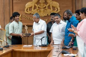 Divya Prabha Instagram - കാൻ ചലച്ചിത്ര മേളയിൽ ഗ്രാൻഡ് പ്രി പുരസ്‌കാരം നേടി ഇന്ത്യയുടെ അഭിമാനമായി മാറിയ ‘ഓൾ വി ഇമാജിൻ ആസ് ലൈറ്റ്’ എന്ന ചിത്രത്തിലെ പ്രധാന കഥാപാത്രങ്ങളെ അവതരിപ്പിച്ച കനി കുസൃതി, ദിവ്യ പ്രഭ, അസീസ് നെടുമങ്ങാട്, ഹൃദു ഹാറൂൺ എന്നിവരെ ബഹു. മുഖ്യമന്ത്രി ശ്രീ. പിണറായി വിജയൻ ആദരിച്ചു. കുവൈത്ത് തീപിടിത്ത ദുരന്തത്തിന്റെ പശ്ചാത്തലത്തിൽ മറ്റ് ആഘോഷപരിപാടികൾ ഒഴിവാക്കി സെക്രട്ടേറിയറ്റിലെ കോൺഫറൻസ് ഹാളിലായിരുന്നു ലളിതമായ ചടങ്ങ്. കലാകാരന്മാരെ അഭിനന്ദിച്ച് മുഖ്യമന്ത്രി ആശംസകൾ നേർന്നു. സാംസ്കാരിക വകുപ്പ് മന്ത്രി ശ്രീ. സജി ചെറിയാൻ അധ്യക്ഷത വഹിച്ചു. ബഹു.വിദ്യാഭ്യാസ വകുപ്പ് മന്ത്രി ശ്രീ.വി. ശിവൻകുട്ടി, ശ്രീ. എ . എ.റഹീം എം.പി. ബഹു. തിരുവനന്തപുരം മേയർ ശ്രീമതി ആര്യ രാജേന്ദ്രൻ, സാംസ്കാരിക വകുപ്പ് സെക്രട്ടറി ശ്രീ. രാജൻ ഖോബ്രഗഡെ ഐ.എ.എസ്, സാംസ്കാരിക ഡയറക്ടർ ശ്രീമതി എൻ. മായ ഐ.എഫ്.എസ്., കേരള സംസ്ഥാന ചലച്ചിത്ര വികസന കോർപ്പറേഷൻ ചെയർമാൻ ശ്രീ. ഷാജി എൻ. കരുൺ, കേരള സംസ്ഥാന സാംസ്കാരിക പ്രവർത്തക ക്ഷേമനിധി ബോർഡ് ചെയർമാൻ ശ്രീ. മധുപാൽ, ചലച്ചിത്ര അക്കാദമി വൈസ് ചെയർമാൻ ശ്രീ. പ്രേംകുമാർ എന്നിവർ ചടങ്ങിൽ പങ്കെടുത്തു. ചലച്ചിത്ര അക്കാദമി സെക്രട്ടറി ശ്രീ.സി.അജോയ് നന്ദി പ്രകാശിപ്പിച്ചു. 

#allweimagineaslight #cannes #grandprix2024 #kanikusruti #divyaprabha #hridhuharoon #azeesnedumangad #cmokerala #chalachitraacademy #ksca