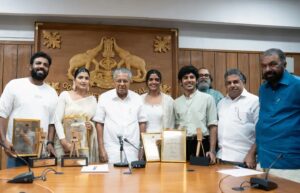 Divya Prabha Instagram - കാൻ ചലച്ചിത്ര മേളയിൽ ഗ്രാൻഡ് പ്രി പുരസ്‌കാരം നേടി ഇന്ത്യയുടെ അഭിമാനമായി മാറിയ ‘ഓൾ വി ഇമാജിൻ ആസ് ലൈറ്റ്’ എന്ന ചിത്രത്തിലെ പ്രധാന കഥാപാത്രങ്ങളെ അവതരിപ്പിച്ച കനി കുസൃതി, ദിവ്യ പ്രഭ, അസീസ് നെടുമങ്ങാട്, ഹൃദു ഹാറൂൺ എന്നിവരെ ബഹു. മുഖ്യമന്ത്രി ശ്രീ. പിണറായി വിജയൻ ആദരിച്ചു. കുവൈത്ത് തീപിടിത്ത ദുരന്തത്തിന്റെ പശ്ചാത്തലത്തിൽ മറ്റ് ആഘോഷപരിപാടികൾ ഒഴിവാക്കി സെക്രട്ടേറിയറ്റിലെ കോൺഫറൻസ് ഹാളിലായിരുന്നു ലളിതമായ ചടങ്ങ്. കലാകാരന്മാരെ അഭിനന്ദിച്ച് മുഖ്യമന്ത്രി ആശംസകൾ നേർന്നു. സാംസ്കാരിക വകുപ്പ് മന്ത്രി ശ്രീ. സജി ചെറിയാൻ അധ്യക്ഷത വഹിച്ചു. ബഹു.വിദ്യാഭ്യാസ വകുപ്പ് മന്ത്രി ശ്രീ.വി. ശിവൻകുട്ടി, ശ്രീ. എ . എ.റഹീം എം.പി. ബഹു. തിരുവനന്തപുരം മേയർ ശ്രീമതി ആര്യ രാജേന്ദ്രൻ, സാംസ്കാരിക വകുപ്പ് സെക്രട്ടറി ശ്രീ. രാജൻ ഖോബ്രഗഡെ ഐ.എ.എസ്, സാംസ്കാരിക ഡയറക്ടർ ശ്രീമതി എൻ. മായ ഐ.എഫ്.എസ്., കേരള സംസ്ഥാന ചലച്ചിത്ര വികസന കോർപ്പറേഷൻ ചെയർമാൻ ശ്രീ. ഷാജി എൻ. കരുൺ, കേരള സംസ്ഥാന സാംസ്കാരിക പ്രവർത്തക ക്ഷേമനിധി ബോർഡ് ചെയർമാൻ ശ്രീ. മധുപാൽ, ചലച്ചിത്ര അക്കാദമി വൈസ് ചെയർമാൻ ശ്രീ. പ്രേംകുമാർ എന്നിവർ ചടങ്ങിൽ പങ്കെടുത്തു. ചലച്ചിത്ര അക്കാദമി സെക്രട്ടറി ശ്രീ.സി.അജോയ് നന്ദി പ്രകാശിപ്പിച്ചു. 

#allweimagineaslight #cannes #grandprix2024 #kanikusruti #divyaprabha #hridhuharoon #azeesnedumangad #cmokerala #chalachitraacademy #ksca