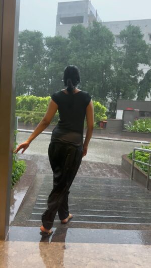 Divya Vadthya Instagram - E varsham kuda ah buddodilaaga ila ochi alaaa vellipoyindi 🥹🥲

#DancingInTheRain #RainyDayJoy #HappyFee #RainyVibes #EmbraceTheRain #divi #RainDance #JoyInTheRain #RainyDayFun #RainyDayHappiness #divivadthya #divinunchi