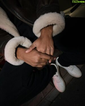Djebril Zonga Instagram - Tu l'apprendras toi aussi, trop tard, la vie c'est un livre qu'on aime, c'est un enfant qui joue à vos pied, un outil qu'on tient bien dans sa main, un banc pour se reposer le soir devant sa maison.
#Antigone

 📸 @mrfibo