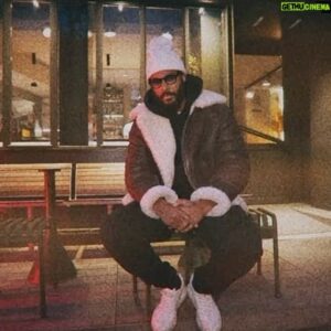 Djebril Zonga Instagram - Tu l'apprendras toi aussi, trop tard, la vie c'est un livre qu'on aime, c'est un enfant qui joue à vos pied, un outil qu'on tient bien dans sa main, un banc pour se reposer le soir devant sa maison.
#Antigone

 📸 @mrfibo