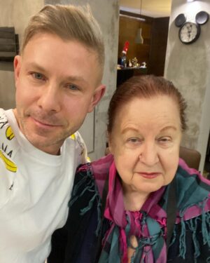Dmitriy Fomin Instagram - Обнимите кого-то сегодня, скажите, что любите, не успеете сегодня, завтра тоже можно) 😻

Фото сделано в 5 утра, Тамара Пална уже давно в Новосибирске, а я лёг досыпать, жду встречи, моя любимая) ❤️‍🔥

В день влюблённых с вами увидимся:
▪️в прямом эфире @dfmdance в 10:00
▪️на большое концерте @muztv в Кремле с 19:00
▪️на фестивале «Звук» на катке в Лужниках в 21:30

Влюбленный в вас Фомин 🫶🏻