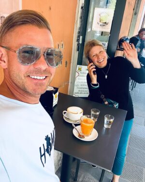 Dmitriy Fomin Instagram - Сегодня у моей любимой сестры Светы день рождения🌷 Половину континента пролетел, чтобы крепко ее обнять!

Света для меня пример, стимул, вдохновение, поддержка, опора, моя семья! Я восхищаюсь ее страстью к музыке, к профессии, к любимому делу. Стараюсь брать пример с ее трудолюбия, самостоятельности, смелости. Учусь принимать любые обстоятельства с такой же, как у неё, ослепительной улыбкой, открытой душой и светлыми мыслями. 

Какое счастье (хоть ты и не подозреваешь об этом в детстве, когда сестра гонится за тобой с ремнём и периодически лупит тебя почем зря ;) иметь в жизни старшую сестру! Как здорово сорваться куда угодно, чтобы просто провести время вместе! 
С днем рождения, Света! Пусть сбудутся все мечты! Будь счастлива! 

Давайте закидаем сегодня Свету поздравлениями в комментариях) И как считаете, мы похожи?