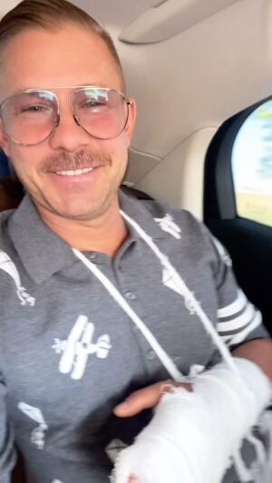 Dmitriy Fomin Instagram - Никто не должен знать о том, что внутри у меня бриллианты, сапфиры, яхонты, рубины, изумруды завёрнуты 💎😅

Что будет с нами дальше в @samarkand__tnt, смотрите сегодня в 19:00 на @tnt_online.

Спасибо @parshoota за чувство локтя, руки, пальца, да и вообще за то, что всегда рядом 😘

Для тех, кто ещё не знает, что случилось - множественный осколочный открытый перелом фаланги пальца … в реалити все реально 🫠