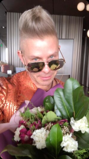 Dmitriy Fomin Instagram - Перед весной бывают дни такие:
Под плотным снегом отдыхает луг,
Шумят деревья весело-сухие,
И теплый ветер нежен и упруг.
И легкости своей дивится тело,
И дома своего не узнаешь,
А песню ту, что прежде надоела,
Как новую, с волнением поешь.

А.Ахматова, 1915 г. 

Желаю такой же проникновенной и животворящией Весны в вашем сердце, как у великой поэтессы) ❤️‍🔥
С Восьмым марта! 💐