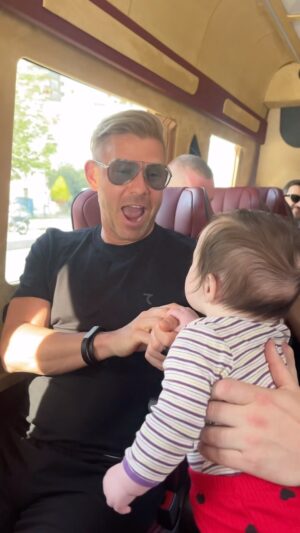Dmitriy Fomin Instagram - С днём защиты детей! Детство - самое прекрасное время! Самое беззаботное, чудное, волшебное, лёгкое, наивное, эмоциональное и увлекательное!

Оставайтесь детьми, открывайте сердце и не переставайте удивляться простым вещам,
а если не можете - просто будьте с детьми 🤗

p.s. на видео счастливая Мария Павловна в крепких объятиях родителей @pavelsergeevich555 @svkrutova 💞
#1июня #деньзащитыдетей