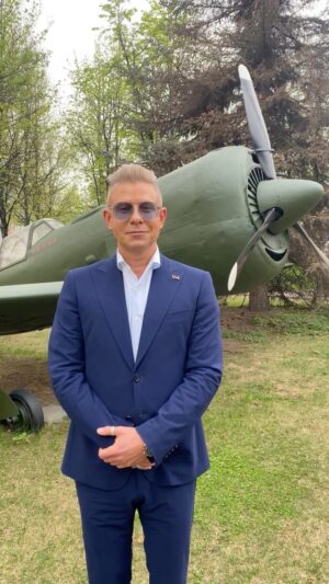 Dmitriy Fomin Instagram - В моей семье, как и в каждой семье в нашей стране, тоже есть участник Великой отечественной войны - мой дедушка Павел Павлович Шевцов, папа моей Тамары Павловны @tamarafomina9525. 

Я любил приезжать к ним с бабушкой на каникулы или просто зимой на несколько дней. Это было беззаботное, детское время, но он никогда не говорил с нами о войне. 

Дедушка всегда хотел быть военным, окончил Пензенское артиллерийское училище, а когда началась война, воевал на фронте в конной артиллерии.

Будучи командиром 166 дивизии 423 стрелкового полка он был ранен под городом Белая Церковь, продолжать службу не мог, и победу встречал уже в тылу, дома. 

Он прожил долгую до 90 лет и счастливую жизнь в Томске, умел ценить каждый момент. Я помню его открытым человеком с прекрасным чувством юмора, образованным, эрудированным, компанейским. Он привил мне и другим своим внукам любовь к труду и помог воспитать в себе сильный характер. Спасибо, наш Пал Палыч, за твое мужество и за любовь! С Днём Победы!
