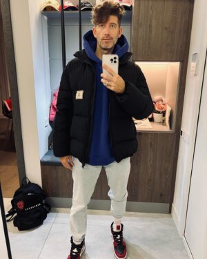 Dmitriy Kozhoma Instagram - Про 100 желаний!
Один знакомый друг, больше знакомый, надеюсь станет другом, сказал, что так делал и даже мне не рекомендовал, он просто очень убедительно рассказывал, что как правило, 15 желаний из 100 сбываются в первый месяц. Хм… Ну странно, не поучаствовать, во первых, - это бесплатно и… во - вторых, - а вдруг?!
Мне даже больше было интересно, получится ли у меня написать 100 желаний. Я стал накидывать, первые 10, ну это прям легко, благо Инстаграм о них всегда напоминает( машины,квартира, дом, путешествия и тд.) Он всегда тебе напоминает, что ты живешь в неплохой квартире, но есть лучше) Сука!
Чем дальше, тем сложнее. Желания становятся странноватыми. Например, я написал, что хочу стать миллиардером)) Это где-то в районе 70 ого, поймите, я был в отчаянии)) Мне просто интересно, каково быть человеком, который может зайти в магазин и купить его) Короче, почему нет?!
Вообще, очень интересно наблюдать за своим мозгом, что он накидывает, когда все банальные желания и хотелки заканчиваются.
Начинаешь вписывать всё, что даже не планировал, потому что оказывается, желаний не так уж и много, ну по крайней мере у меня, вдруг вам и 100 будет мало.
Поэтому, возможно я встану на гвозди в ближайший месяц)
#кожомадима #kozhoma