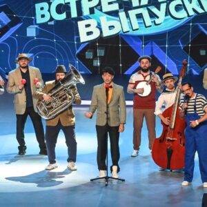 Dmitriy Kozhoma Instagram - Если вы читали пост Лёхи @nikiforenko_alexey , то этот будет чуть отличаться, так как мы повзрослели и на многие вещи смотрим по-разному. 
Это было, действительно, круто, хотя, мне иногда кажется, что это было круче чем слово круто. Это был кайф! Понятное дело, с рефлексией и отсутствием сна из-за волнения. Всегда стрёмно делать что-то новое, особенно, если до этого получалось неплохо. 
Мы согласились принять в этом участие, исключительно, из-за того, что наши дети смогут нас увидеть вживую на сцене.
Мы с Пышненко себя успокаивали тем, что неважно, как это получится, даже если это будет плохо, лучше сделать, чем не сделать. Пусть даже если это будет легендарный про&б)
В итоге, 3 недели невероятного трипа, с переживаниями, рефлексией, радостью и слезами. 
Самое главное что я отметил для себя: мы ни капли не изменились! Мы так же все делали, как когда играли в квн.
Мы так же раздражались, когда кто-то кого-то поправлял и говорил, как нужно сказать эту фразу, мы так же забывали слова, мы так же волновались на первом показе, мы так же косячили на прогонах. 
Мы очень боялись 💩)) Очень много разговоров, как это должно быть, о чем мы должны сказать и тд. Плюс ко всему, очень многие желали нам победы, и это не помогало, а наоборот давило на нас.
В итоге получилось очень 🔥. Не ожидал, что именно так нас встретит Екатеринбургский зал🤘🏽Люди съехались из разных регионов. 
Спасибо парням из Сока и сборной Дагестана. Были очень рады всех увидеть!
Пусть эта игра забрала почти месяц и без того короткого лета, но это стоило этих эмоций!
Спасибо всем кто нам помогал, вы все 🔝
#квн#тотквн #кожома#станцияспортивная#kozhoma #встречавыпускников