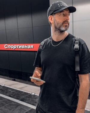 Dmitriy Kozhoma Instagram - Фильм об игре «Встреча выпускников»
Леха снимал на телефон все, что с нами происходило в течении подготовки и во время игры. Материала получилось очень много, но не настолько вы нас любите, чтобы смотреть на нас 2часа)… поэтому, 40 мин. 
Страхи, переживание, отсутствие тонуса, отсутствие некоторых участников нашего бенда в момент подготовки и много того, за что мы любим эту игру и людей, которые в нее играют. 
Будет смешно, трогательно и как будто нас уже нет в живых))))особенно в начале!)
Даже будет мат🔥
Ладно…че я вам рассказываю….посмотрите 
#станцияспортивная #никифоренко#пышненко#обухов#порубаев#кожома
В профиле шапки 🎥