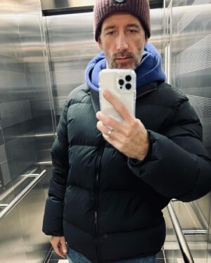 Dmitriy Kozhoma Instagram - Вчера делали с сыном гимнастику для ног, мы её сейчас делаем каждый день, нужно укрепить свод стопы. И вот мы выполняем упражнение, и сын мне говорит: « Пап, ты когда умрешь, а у нас с Марфой появятся свои дети, ты переродишься в наших детях». Сыну 6 с половиной. Он это так говорил, как будто он сильно в этом уверен( как будто знает наверняка ) и в этом нет ничего трагического, типа - «пап не переживай, так устроен этот мир»
Меня это сильно удивило. Я прям на пару секунд замер от удивления. Пытался вспомнить себя в его возрасте, были ли у меня такие мысли?! Вспомнить, не получилось. Но я уверен, что вряд ли меня могли посетить такие мысли. Вообще, почему-то плохо себя помню в этом возрасте. Только со слов мамы знаю, что я был идеальным ребёнком, которого хотели забрать все родственники, слишком я был  некапризным , это же так удобно для родителей) Тогда вообще было важно быть послушным, а то, что скажут люди?! 
Не знаю к чему я это всё…но я вчера сильно кайфанул от слов сына🖤🤘🏽
#кожомадима #kozhoma