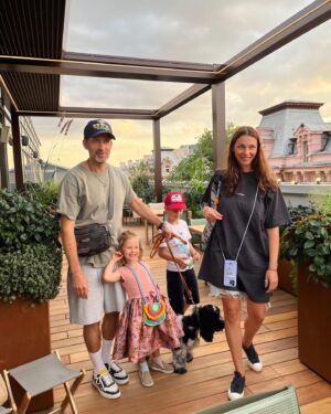 Dmitriy Kozhoma Instagram - 10 дней без жены.
Так вышло, ей нужно было нас оставить. Впереди нас ждала поездка на Селигер, где я один должен справится с детьми  и провести 3 дня , плюс собака в нагрузку.
Жена так переживала за меня, что заказала свистки, на случай если дети будут тонуть. Вообще не понимаю, как можно в возрасте 4 лет хладнокровно оценивать ситуация « так… я тону, вот же у меня на шеи свисток, сейчас свистну»))
С собакой вообще пока не все отлажено было на тот момент. Притом, что тебя нагрузили инфой от кинолога, что она должна всегда идти по левую сторону от тебя , не впереди, а рядом и куча всего ещё. 
Ещё я вожу кирпич в машине, для тренировок с собакой. Я чувствовал себя, как в первую неделю за рулём. Когда шёл звонок, я не знал за что хвататься, какой рукой брать телефон, чем рулить, куда смотреть…короче паника.
В итоге, Катя ( жена) находит няню и она едет с нами. Вроде легче, но ехать на машине 300км и орать с детьми песни в машине при няне не совсем то, что я хотел! 
В итоге, мы орали , нам было хорошо, не знаю, как няне. Baila Morena идеально орётся в машине.
И так, мы на Селигере, в итоге дети на мне,  у няни даже было время походить по лесу и пофоткать закаты.
Нас там было порядка 50 чел, и все новости и события, которые были запланированы, как развлечения, я узнавал из чата. «О прикольно, сегодня были веселые старты для взрослых». «О сегодня квиз плиз, круто».
«О сегодня готовили плов, кайф»
Мне просто было некогда, мы с сыном собирали икринки лягушек и это настолько было важно, что мы повезли их домой в 5 литровой бутылке, чтоб вы понимали, почему я пропустил ВСЕ активности для взрослых))
После того, как мы вернулись в Москву ещё было 7 дней без жены. И когда меня встречали, знакомые, все как один говорили- «мол молодец», кто-то вообще говорил- «я с ребёнком за 4 года один раз оставался на 3ч»
У меня сложилось ощущение, что я  что-то  делаю несвойственное для мужчин.
Это как если бы женщина делала, что-то несвойственное женщинам, сидела на картонах и оттягивала штаны в области паха)
Я всё! Всем хорошего дня.#кожомадима #kozhoma