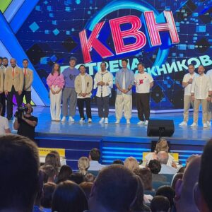 Dmitriy Kozhoma Instagram - Если вы читали пост Лёхи @nikiforenko_alexey , то этот будет чуть отличаться, так как мы повзрослели и на многие вещи смотрим по-разному. 
Это было, действительно, круто, хотя, мне иногда кажется, что это было круче чем слово круто. Это был кайф! Понятное дело, с рефлексией и отсутствием сна из-за волнения. Всегда стрёмно делать что-то новое, особенно, если до этого получалось неплохо. 
Мы согласились принять в этом участие, исключительно, из-за того, что наши дети смогут нас увидеть вживую на сцене.
Мы с Пышненко себя успокаивали тем, что неважно, как это получится, даже если это будет плохо, лучше сделать, чем не сделать. Пусть даже если это будет легендарный про&б)
В итоге, 3 недели невероятного трипа, с переживаниями, рефлексией, радостью и слезами. 
Самое главное что я отметил для себя: мы ни капли не изменились! Мы так же все делали, как когда играли в квн.
Мы так же раздражались, когда кто-то кого-то поправлял и говорил, как нужно сказать эту фразу, мы так же забывали слова, мы так же волновались на первом показе, мы так же косячили на прогонах. 
Мы очень боялись 💩)) Очень много разговоров, как это должно быть, о чем мы должны сказать и тд. Плюс ко всему, очень многие желали нам победы, и это не помогало, а наоборот давило на нас.
В итоге получилось очень 🔥. Не ожидал, что именно так нас встретит Екатеринбургский зал🤘🏽Люди съехались из разных регионов. 
Спасибо парням из Сока и сборной Дагестана. Были очень рады всех увидеть!
Пусть эта игра забрала почти месяц и без того короткого лета, но это стоило этих эмоций!
Спасибо всем кто нам помогал, вы все 🔝
#квн#тотквн #кожома#станцияспортивная#kozhoma #встречавыпускников