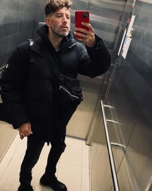 Dmitriy Kozhoma Instagram - Сфоткаться в лифте! Нашёл новый ракурс для фотки. Чувствую себя новатором. Выражение лица подглядел у основной массы посетителей ЦУМа.
Мне по работе часто приходится ездить на лифте, очень много времени провожу в нем, минимум два раза в день. Очень хочется чтобы у измайловских лифтолиний появилась бонусная карта, как у Аэрофлота, чтоб можно было копить мили. Чтобы с этой картой, можно было не стоять в очередях, чтобы лифт приезжал к тебе в первую очередь, чтобы лифт всегда проветривался перед твоей поездкой, чтобы было питание, если ты едешь на последний этаж, чтобы лучшее место у зеркала было закреплено за тобой, чтобы с тобой здоровались, если вдруг в лифт зашёл обладатель такой же карты, но желательно ездить конечно одному. 
Хочется просто чувствовать себя избранным, даже в лифте))
Чтоб тебя провожали взглядом, когда ты заходишь в лифт один, а остальные стоят ждут своего обычного лифта)
Хорошего дня, избранные!!!
#кожомадима #kozhoma