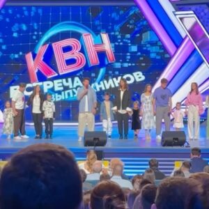 Dmitriy Kozhoma Instagram - Если вы читали пост Лёхи @nikiforenko_alexey , то этот будет чуть отличаться, так как мы повзрослели и на многие вещи смотрим по-разному. 
Это было, действительно, круто, хотя, мне иногда кажется, что это было круче чем слово круто. Это был кайф! Понятное дело, с рефлексией и отсутствием сна из-за волнения. Всегда стрёмно делать что-то новое, особенно, если до этого получалось неплохо. 
Мы согласились принять в этом участие, исключительно, из-за того, что наши дети смогут нас увидеть вживую на сцене.
Мы с Пышненко себя успокаивали тем, что неважно, как это получится, даже если это будет плохо, лучше сделать, чем не сделать. Пусть даже если это будет легендарный про&б)
В итоге, 3 недели невероятного трипа, с переживаниями, рефлексией, радостью и слезами. 
Самое главное что я отметил для себя: мы ни капли не изменились! Мы так же все делали, как когда играли в квн.
Мы так же раздражались, когда кто-то кого-то поправлял и говорил, как нужно сказать эту фразу, мы так же забывали слова, мы так же волновались на первом показе, мы так же косячили на прогонах. 
Мы очень боялись 💩)) Очень много разговоров, как это должно быть, о чем мы должны сказать и тд. Плюс ко всему, очень многие желали нам победы, и это не помогало, а наоборот давило на нас.
В итоге получилось очень 🔥. Не ожидал, что именно так нас встретит Екатеринбургский зал🤘🏽Люди съехались из разных регионов. 
Спасибо парням из Сока и сборной Дагестана. Были очень рады всех увидеть!
Пусть эта игра забрала почти месяц и без того короткого лета, но это стоило этих эмоций!
Спасибо всем кто нам помогал, вы все 🔝
#квн#тотквн #кожома#станцияспортивная#kozhoma #встречавыпускников