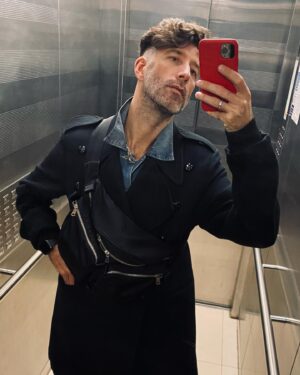 Dmitriy Kozhoma Instagram - Сфоткаться в лифте! Нашёл новый ракурс для фотки. Чувствую себя новатором. Выражение лица подглядел у основной массы посетителей ЦУМа.
Мне по работе часто приходится ездить на лифте, очень много времени провожу в нем, минимум два раза в день. Очень хочется чтобы у измайловских лифтолиний появилась бонусная карта, как у Аэрофлота, чтоб можно было копить мили. Чтобы с этой картой, можно было не стоять в очередях, чтобы лифт приезжал к тебе в первую очередь, чтобы лифт всегда проветривался перед твоей поездкой, чтобы было питание, если ты едешь на последний этаж, чтобы лучшее место у зеркала было закреплено за тобой, чтобы с тобой здоровались, если вдруг в лифт зашёл обладатель такой же карты, но желательно ездить конечно одному. 
Хочется просто чувствовать себя избранным, даже в лифте))
Чтоб тебя провожали взглядом, когда ты заходишь в лифт один, а остальные стоят ждут своего обычного лифта)
Хорошего дня, избранные!!!
#кожомадима #kozhoma