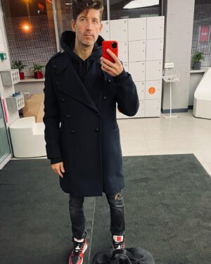Dmitriy Kozhoma Instagram - Мои друзья и знакомые поделились на две части, на тех, кто считает, что я сильно похудел и мне это совсем не идёт и на тех, их правда меньшая часть, которые считают, что мне хорошо. Мне себя оценивать сложно, я такой сейчас, потому что так получилось, прям специально я себя не загонял в 66кг, не было такой цели, хотя я сейчас уже 70кг💪

Пышненко не знает, что отвечать людям, смертельно я болен или нет, короче ему тяжелее всех))
Почему я об этом пишу? На днях к моей знакомой подошла женщина и прям спросила: « А с Димой всё хорошо?» Эта обеспокоенность окружающих начинает уже и меня беспокоить, может я настолько плохо выгляжу, что порчу внешний облик города. Может где-то в районной управе уже собираются люди и говорят, что так не может продолжаться, с этим надо что-то делать. А вдруг сильно боковой порывистый ветер и его же просто размажет об витрину аптеки, это потом клининг вызывать и тд, зачем нам эти проблемы.
И я отчасти понимаю людей, они меня  таким никогда не видели, да и сам себя таким не помню, я всегда был «сливочным» Я  всегда выглядел так, как будто я прям вот только с каникул от бабушки приехал. А сейчас все хотят меня накормить. Один знакомый прям так и сказал: « Да разреши ты себе уже поесть»
По мне так 👌🏻 
#кожомадима #kozhoma