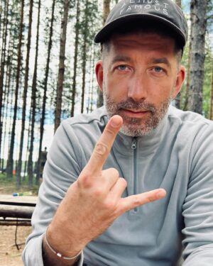 Dmitriy Kozhoma Instagram - Часть 2. 
Естественно теперь нужно было опять вытащить  эти наши любимые вещи, с которыми такое ощущение, что я стоял под венцом и обещал всю жизнь носить на руках. Теперь нужно клеить и чуyть больше времени провести в компании оводов и комаров. Было ощущение, что нас продлевают))) Но…. как только мы начали клеить первый, лопается второй, нам объясняют что это от жары. 
Естественно мы понимаем, что опять нужно выкладывать вещи. 
Мы принимаем решение, что часть нашей группы нужно уже отправлять на место днёвки. 
Мужчин поделили поровну. Я оказался в числе тех, кого продлили оводы и комары. И вот….два сдутых рафта, часть вещей и те, кто нас продлили. « Можно качать!» - говорит инструктор. Качаем, но решаем пока не грузить вещи, так как мы уже на опыте, и через некоторое время один из рафтов опять лопается. Клеим заново и ждём чуть дольше, чтоб наверняка. 
И вот Бог туризма даёт добро и мы в рафтах с нашими любимыми вещами. Ещё бы конечно пару таких лишних перекладываний и мы бы начали вещам давать имена, но нет…мы стелим по водной глади, как будто крадёмся с прикольным ощущением, что там скорее всего уже поставили 🏕 палатки. 
И так и было. По нам начали уже скучать и практически встречали со слезами на глазах.  Я немного утрирую конечно, но мы чувствовали себя героями и в своей голове мы шли в репите и под музыку из Армагеддона)
Скорее всего складывается ощущение, что мне не понравился поход, но это не так, я в восторге. С каждым днём все было кайфофей и кайфовей, и ты уже принимаешь все эти бесконечные укусы комаров, и то,  что в основном ты ешь углеводы в различной интерпретации с тушенкой, ты смиряешься с отсутствием возможности сходить в туалет БЕЗ комаров , с тем , что ты чистишь зубы на картанах в речке, ну и все эти прелести походов. В общем все это становиться не важно…. 
Ты начинаешь фокусироваться на той красоте, что тебя окружает, на детях, которые очень круто взаимодействуют, дружат и помогают друг другу. Короче, кайф. А особенно меня разорвал день , когда мы в дороге провели почти 7 ч на воде. Это было мощно!!! Рекомендую! Всем поход 🏕 🏞🌳
#кожома #kozhoma